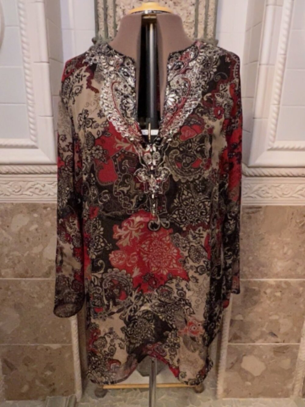 NY Collection. Size 1X. Beaded Chiffon Tunic V-neck. Long Sleeve. B31
